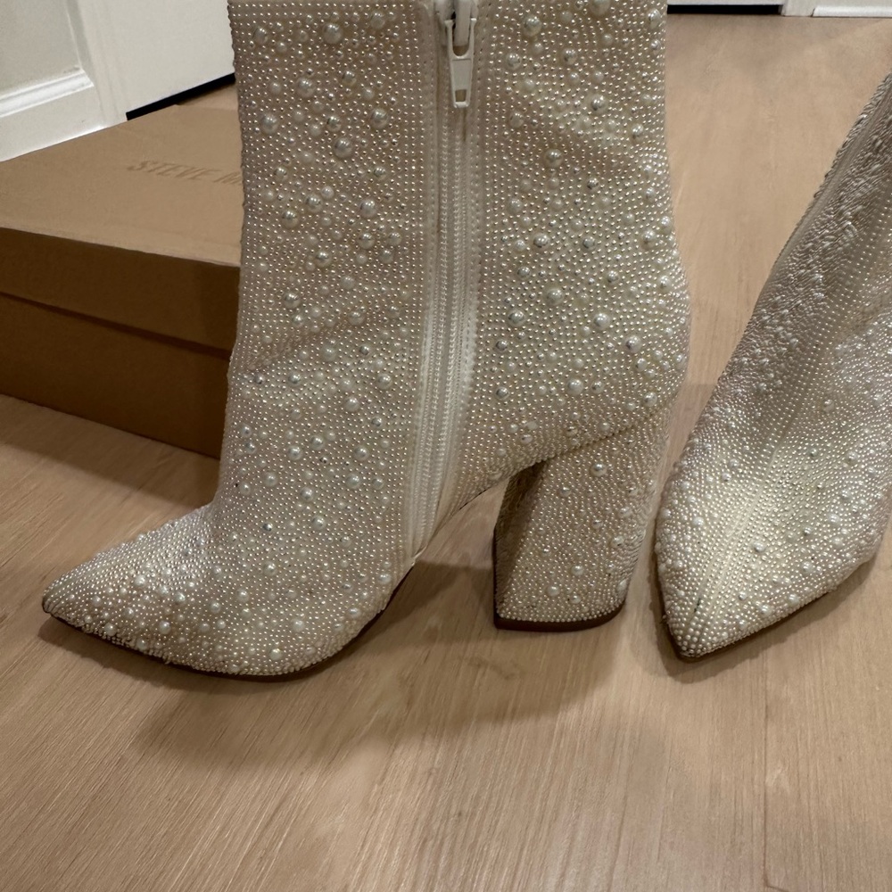 Steve Madden Pearl-Embellished Cream Heeled Boots